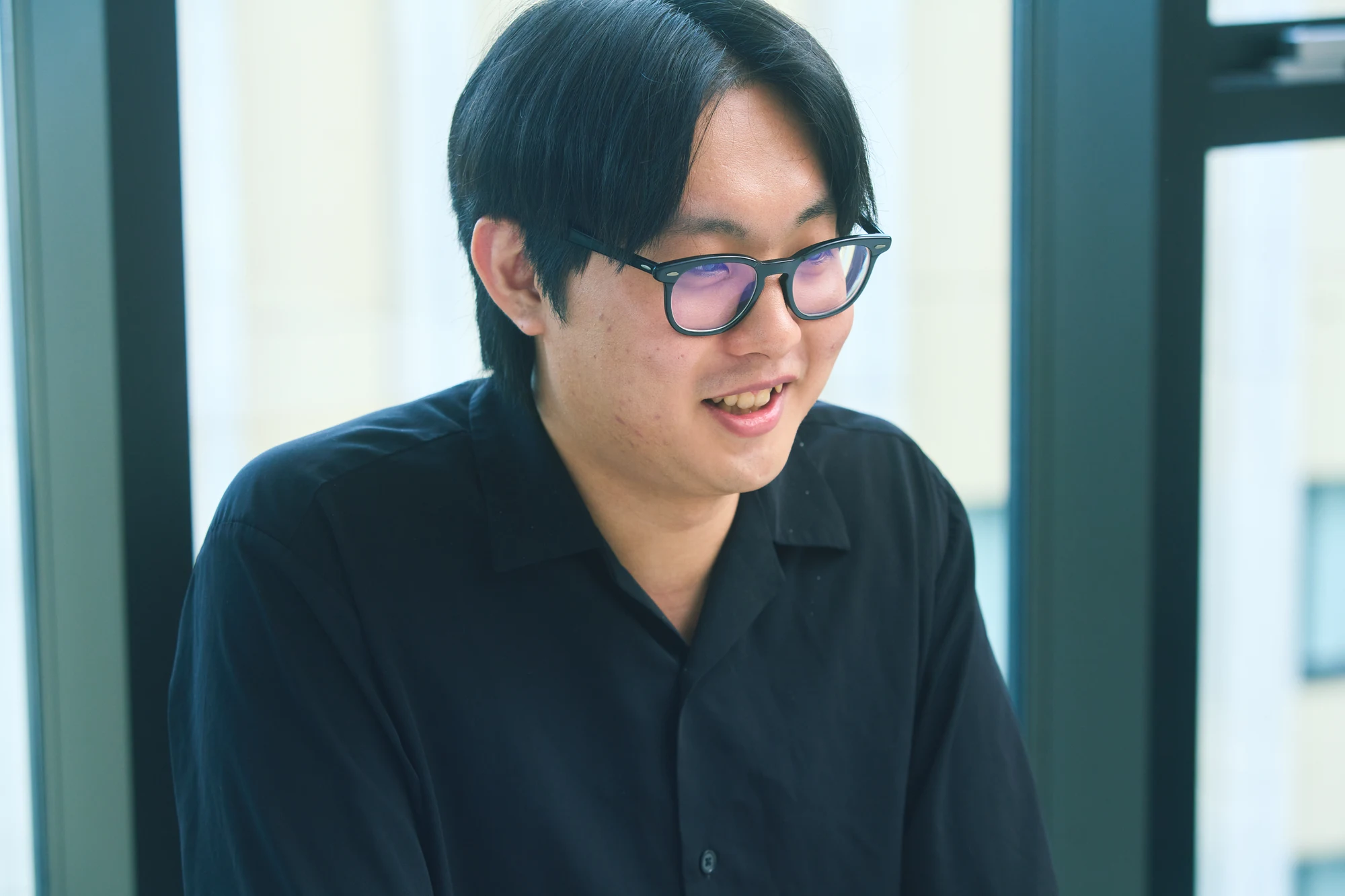 これから挑戦したい仕事について笑顔で話す菊池駿也