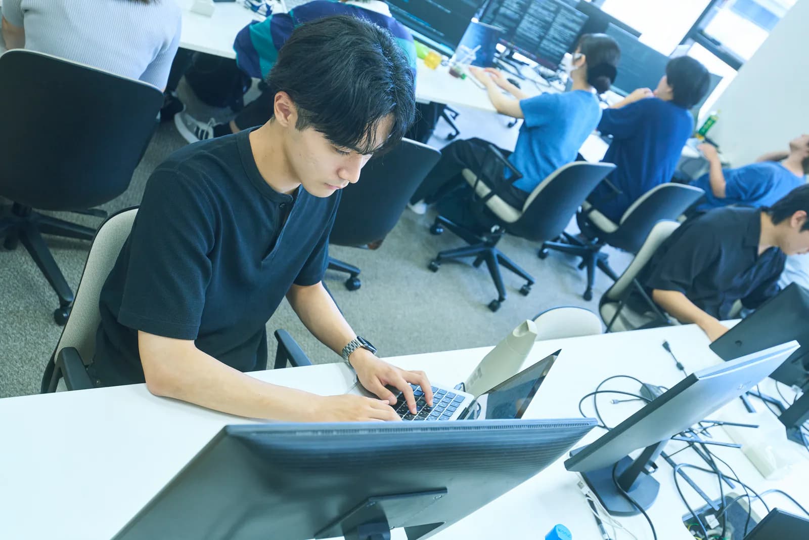 パソコンで制作内容を確認するプロパゲートのメンバー