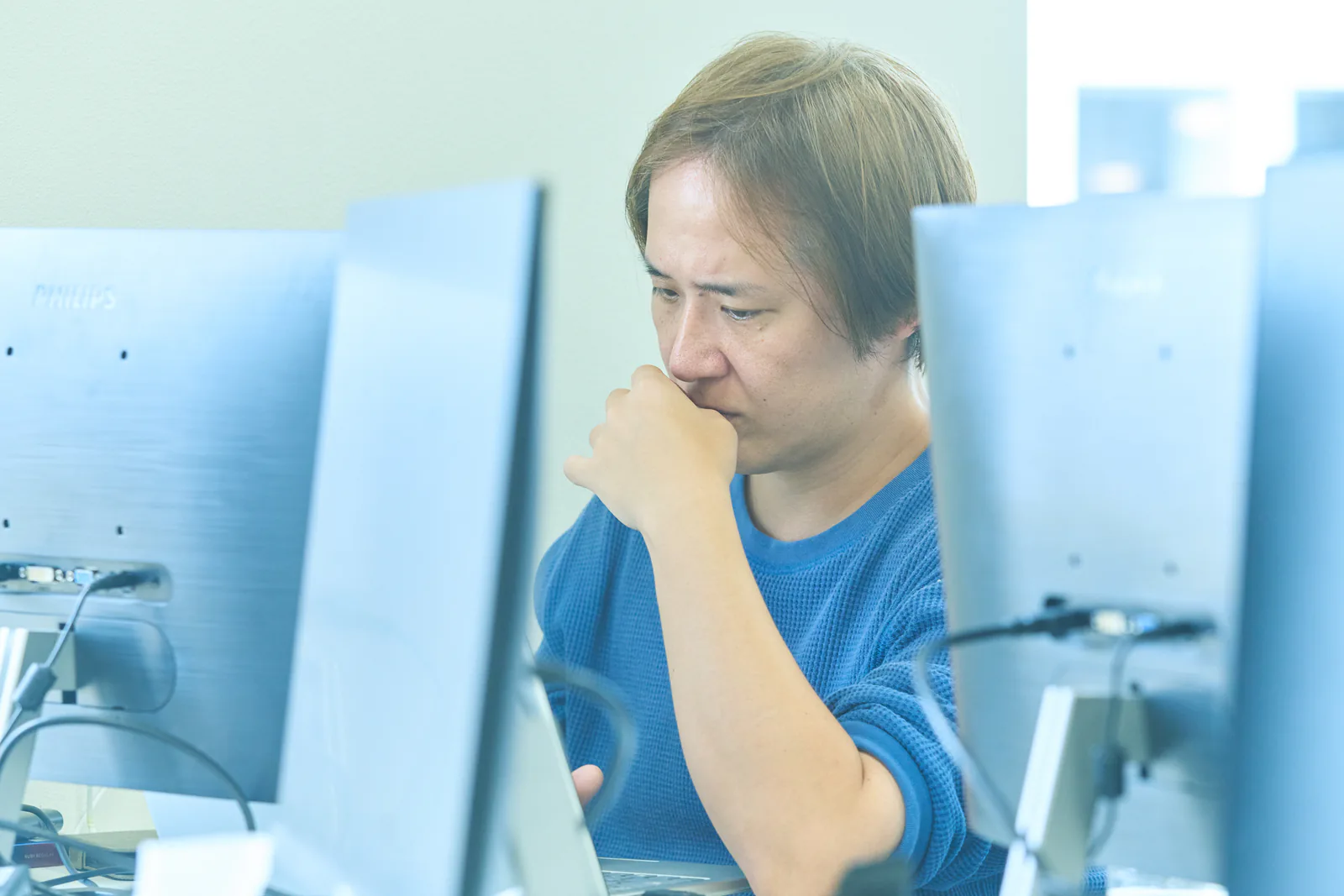 オフィスで数字を確認する経理担当の坂下淳一