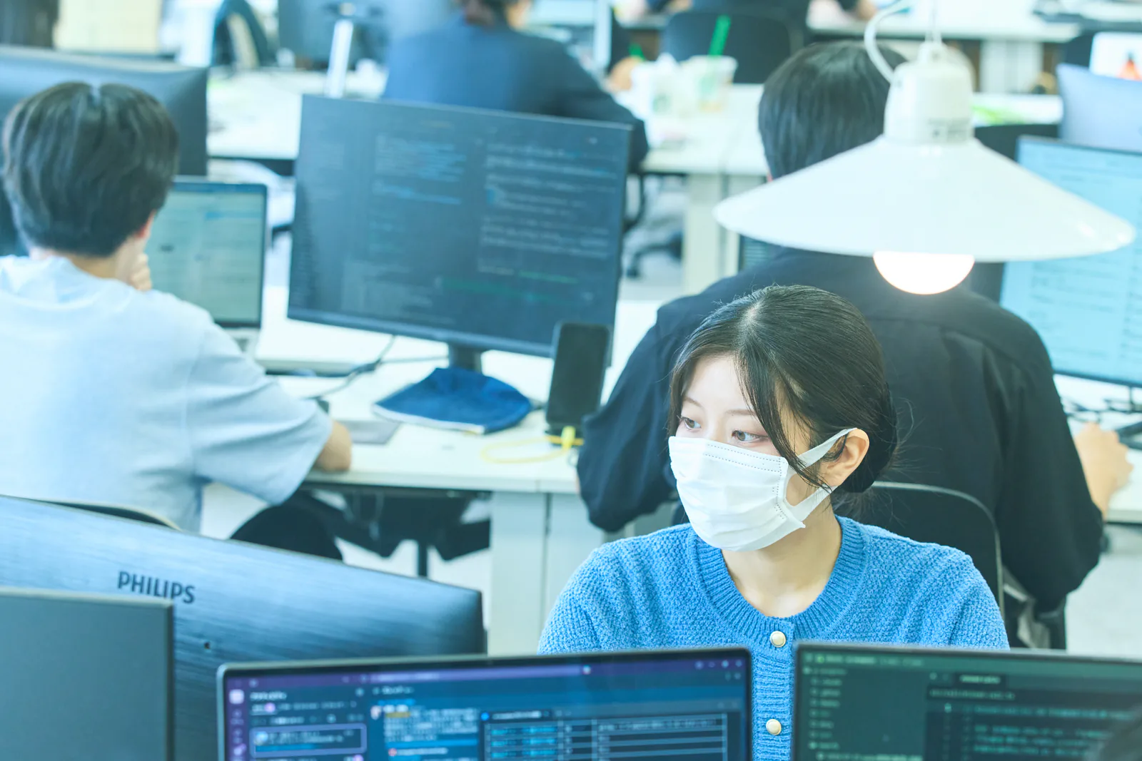 複数の画面を確認しながらWeb制作を進めるプロパゲートのメンバー