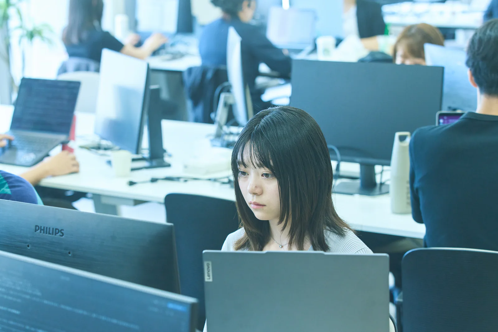 パソコンでWebサイトの制作内容を確認するプロパゲートのメンバー
