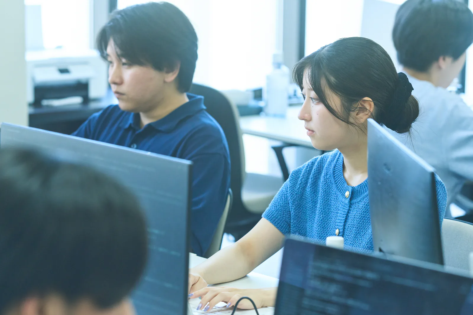 並んで業務に取り組むプロパゲートのメンバー