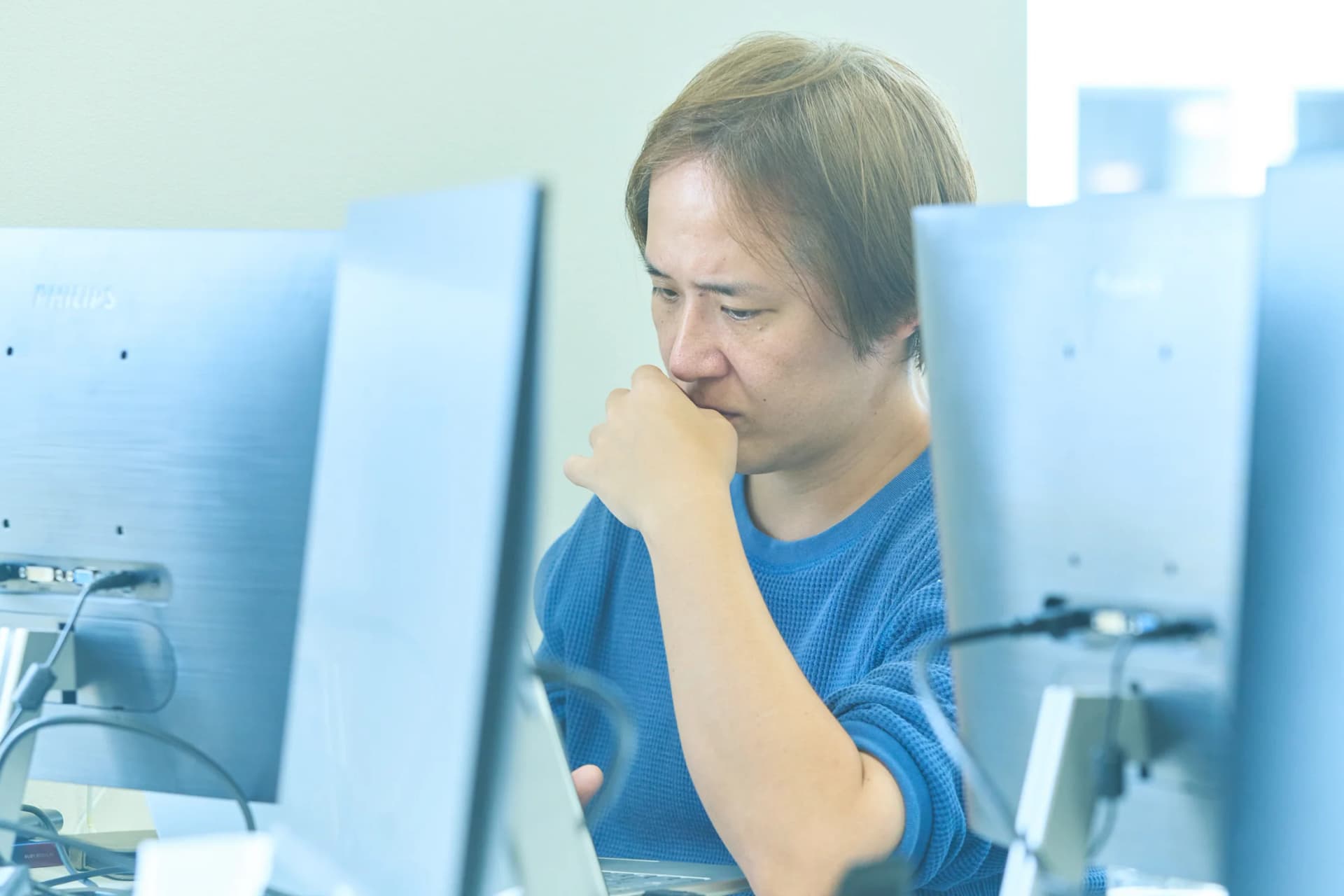 モニターの情報を確認しながら業務を進めるプロパゲートの社員