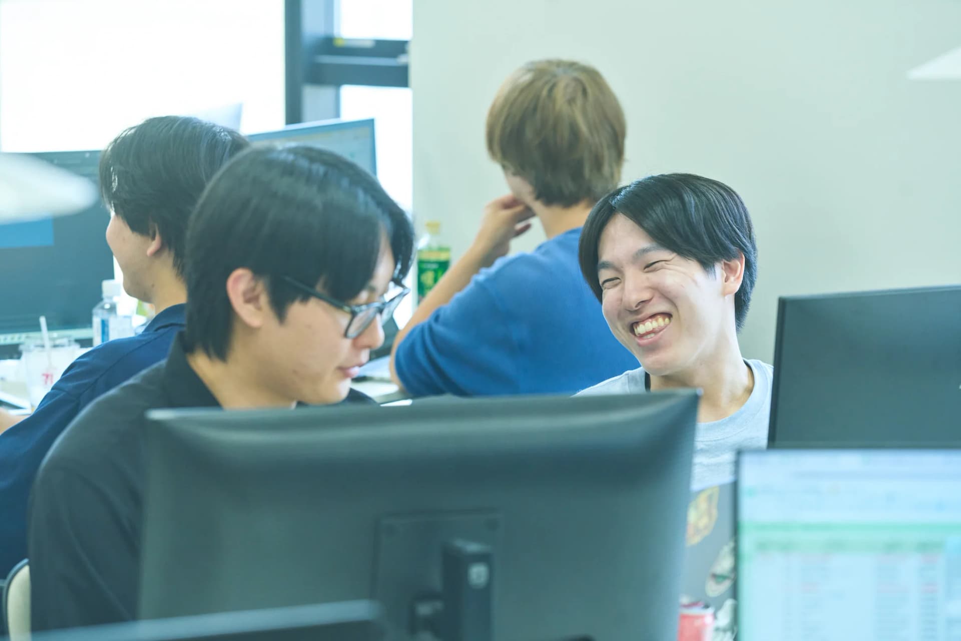 仕事について笑顔で相談するプロパゲートの社員