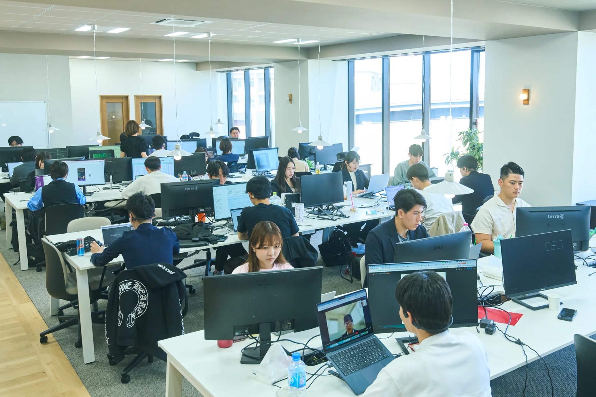 プロパゲートのオフィスで業務に取り組む社員たち