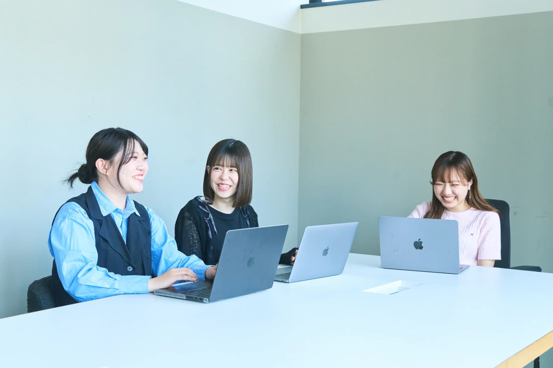 パソコンを囲んで施策を話し合うプロパゲートのマーケティングチーム