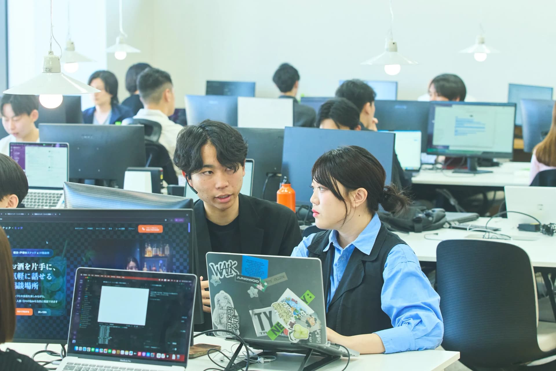 同じ画面を見ながら業務の進め方を相談するメンバー