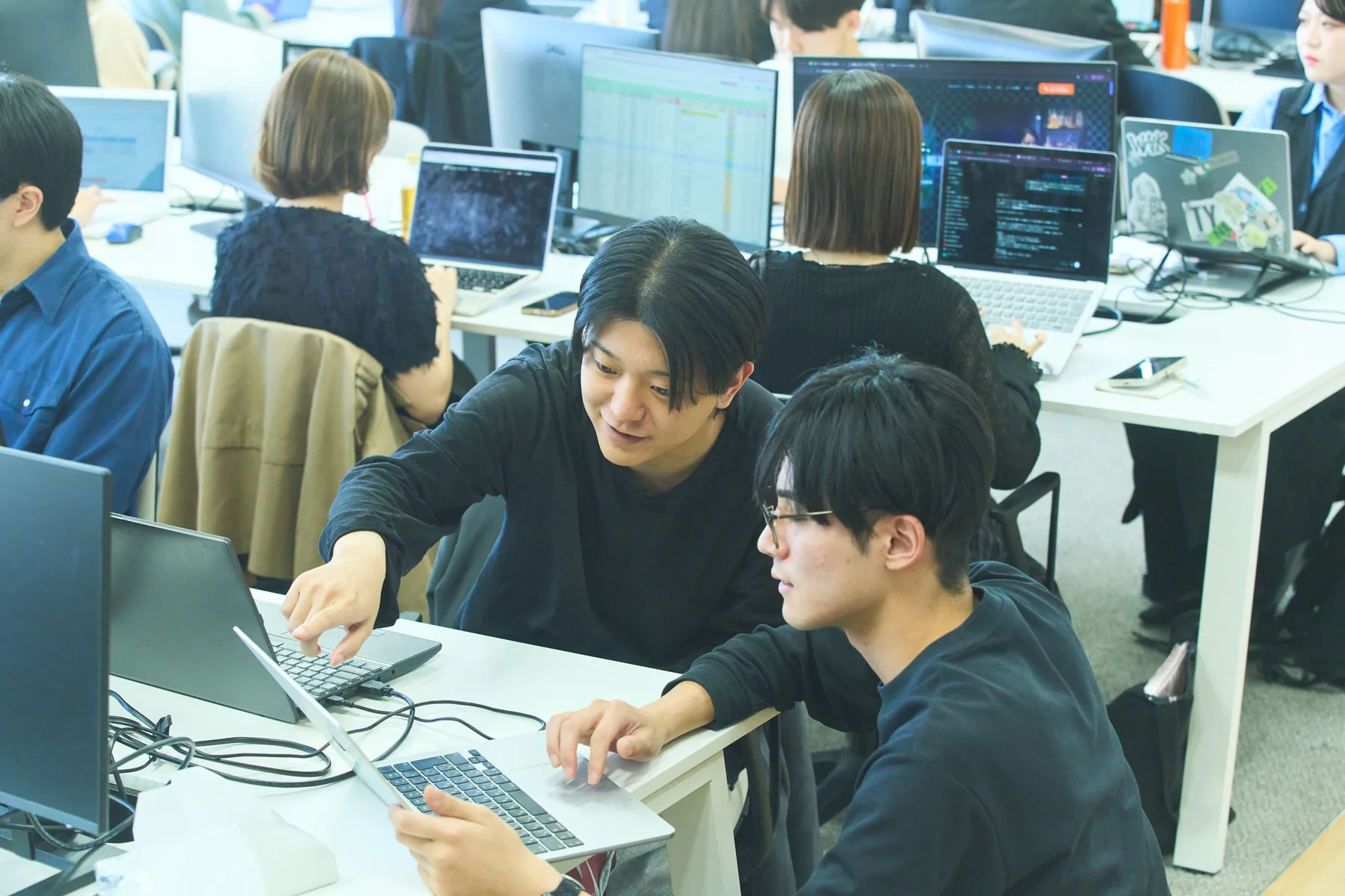 画面を見ながら実装内容を確認するプロパゲートのエンジニア