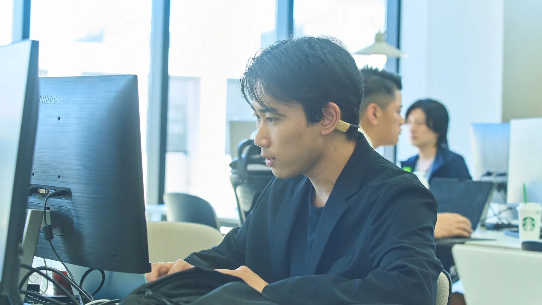 顧客対応について相談する社員