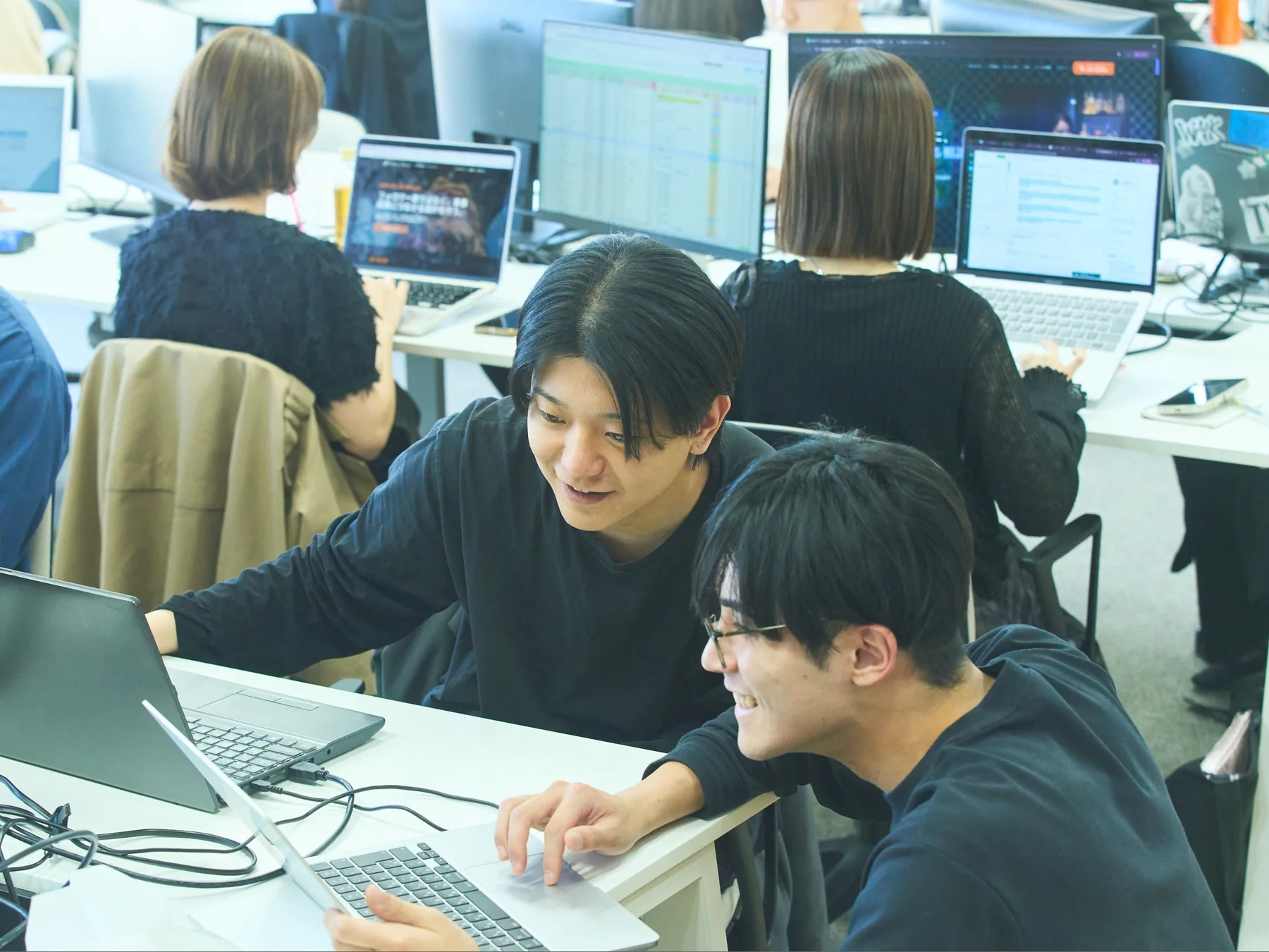 モニターを見ながら分析する社員