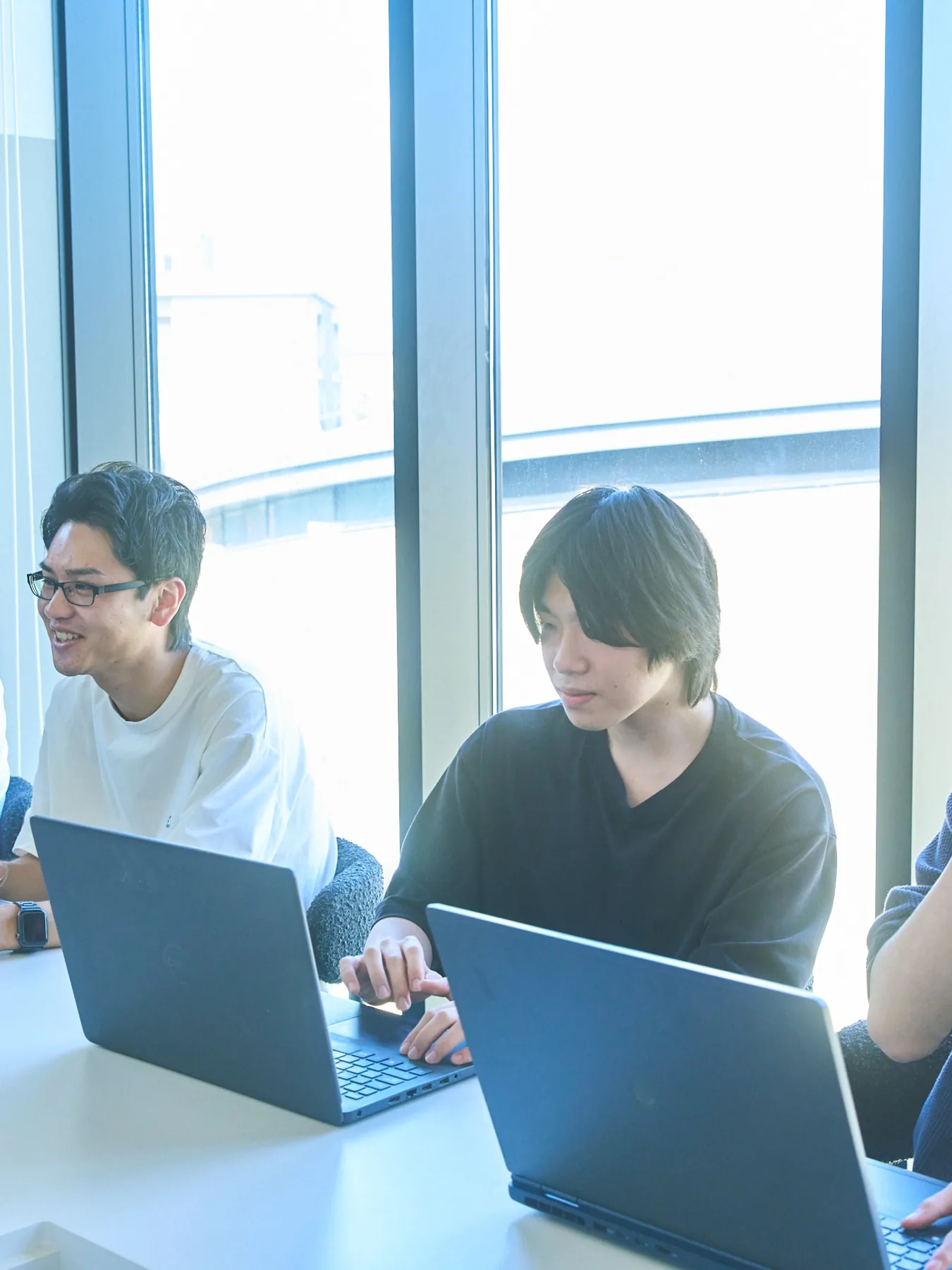 パソコンでSEOコンテンツの制作を進めるプロパゲートのメンバー
