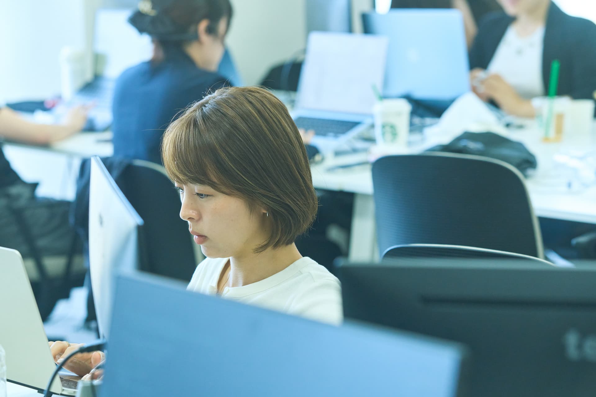 PCに向かって業務に取り組むメンバー(社内風景)