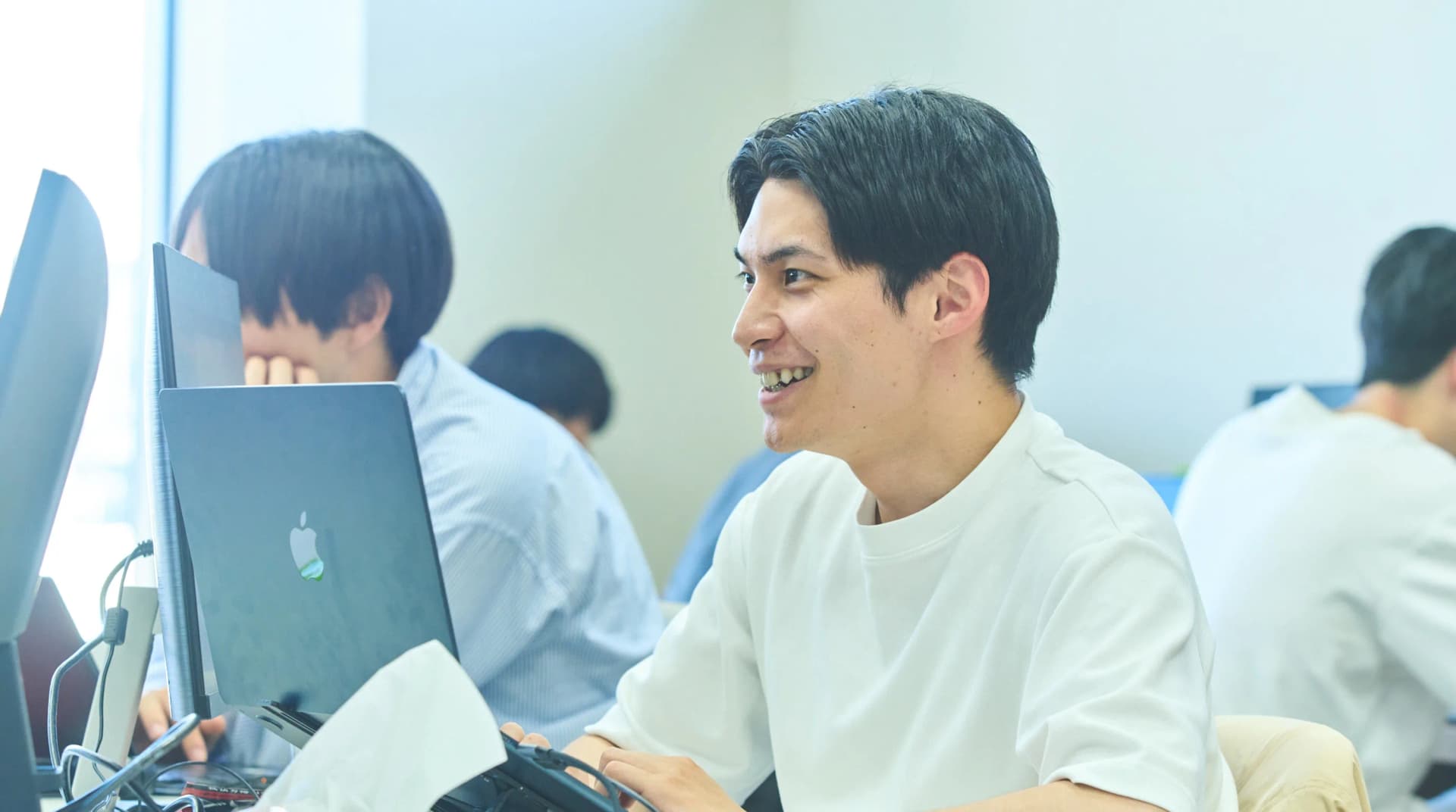 画面を確認しながら人事業務を進めるメンバー