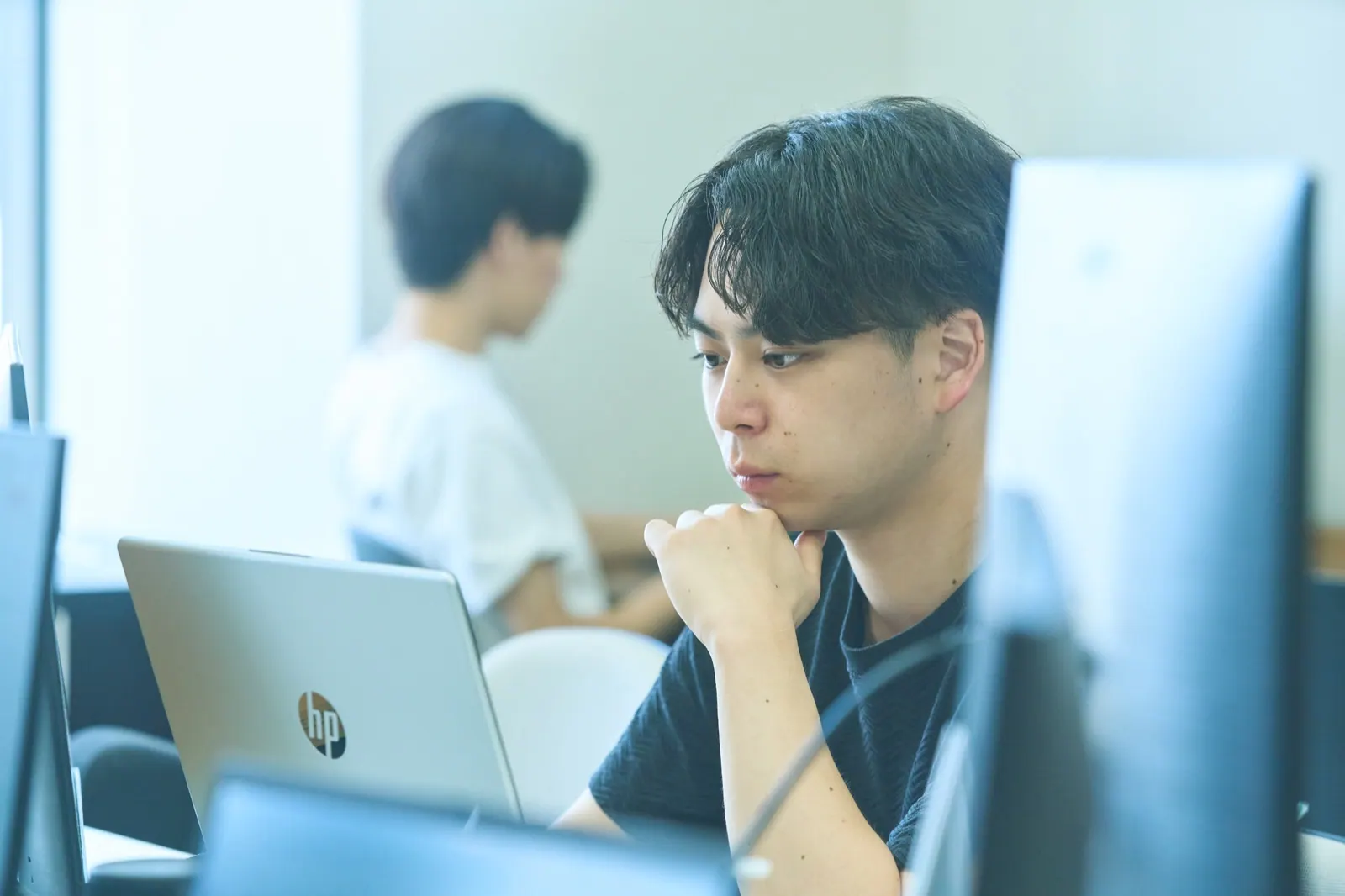 ノートPCとモニターを使って業務を進めるプロパゲートのメンバー