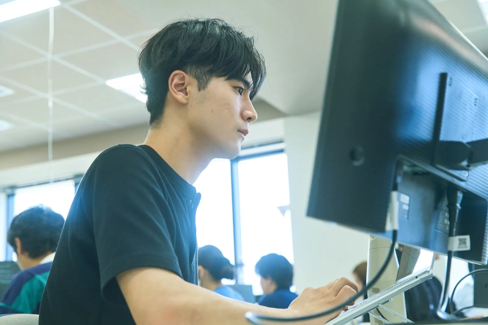 複数のモニターでデータを確認するプロパゲートのメンバー