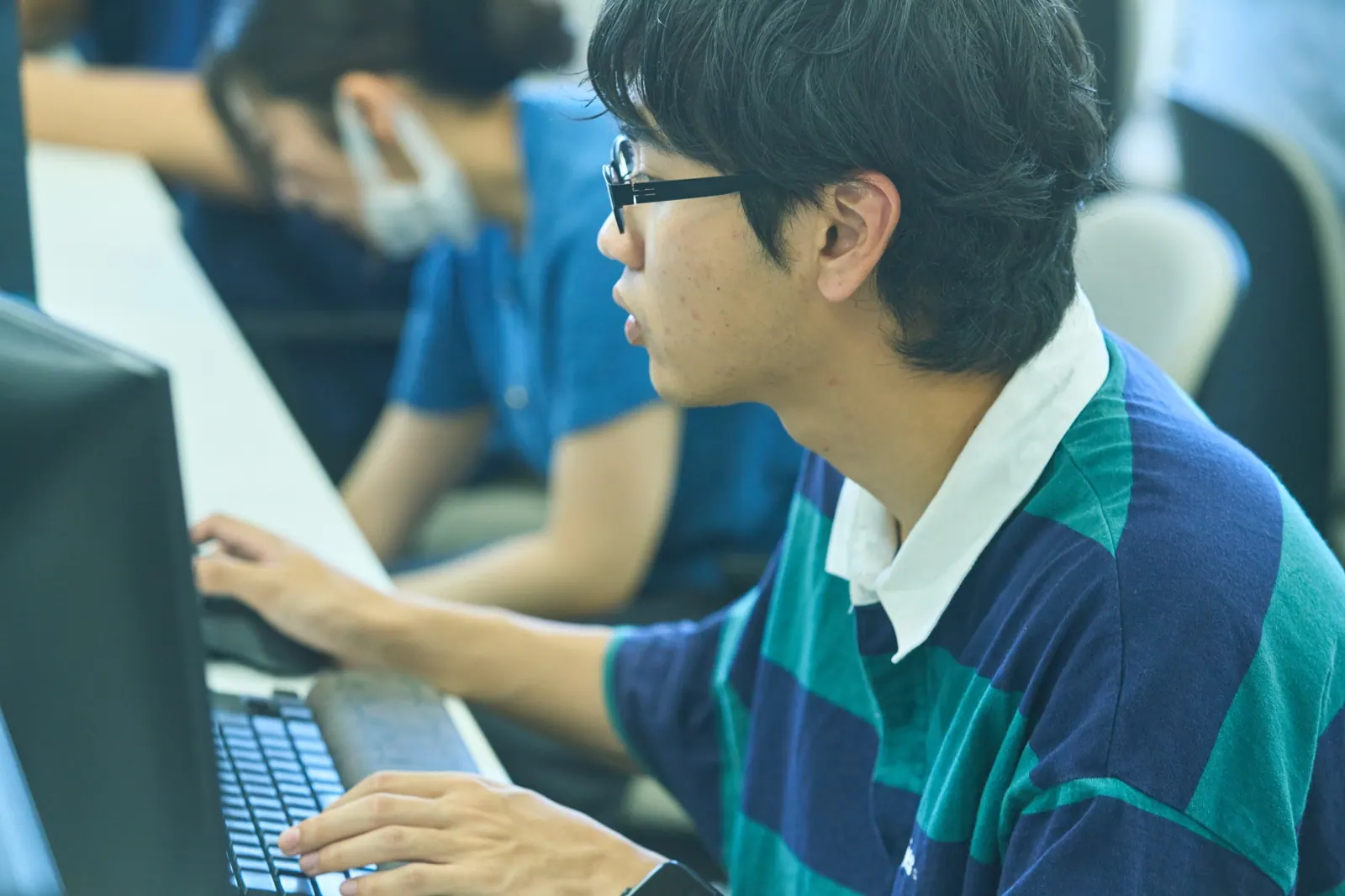 画面に向かってデータや実装内容を確認するプロパゲートの開発メンバー