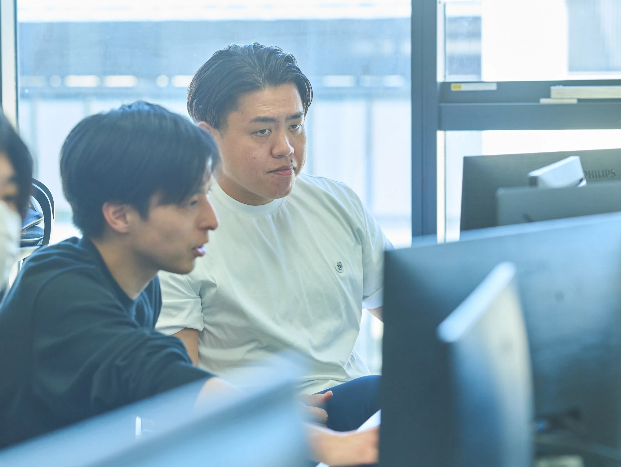 採用Adの担当者が採用施策について打ち合わせをしている様子