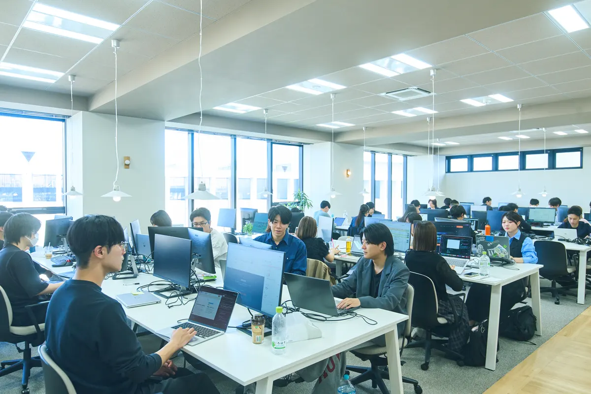 多様な職種の社員が働くプロパゲートのオフィス