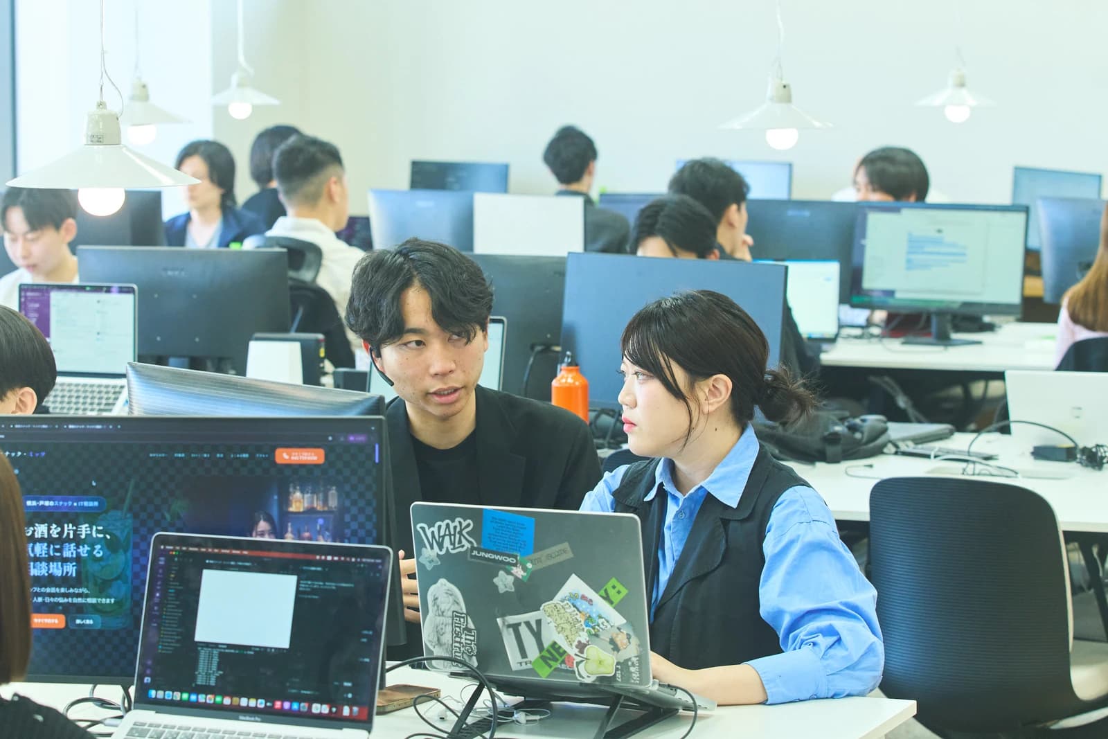 画面を確認しながら記事構成を制作するプロパゲートの作業風景